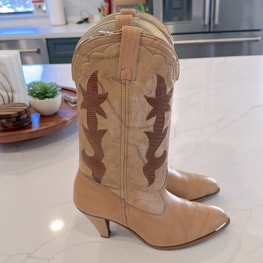 Vintage 1980s dingo high heeled boots. Slightly worn.